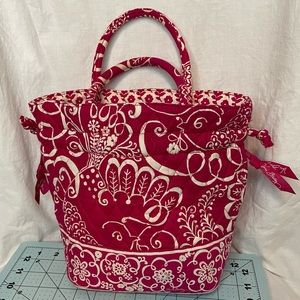 Vera Bradley Twirly Bird Fuschia and cream Glenna Bag w/drawstring top closure.